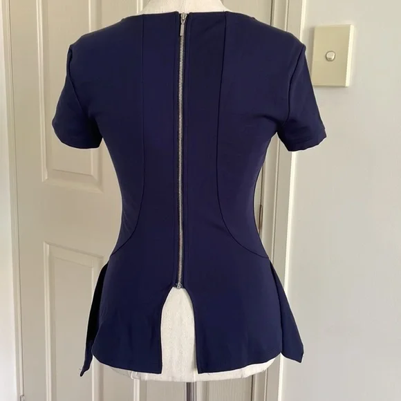 💙FOREVER NEW Sz6 Blue structured short sleeve blouse with zipper + flair detail - Picture 7 of 14